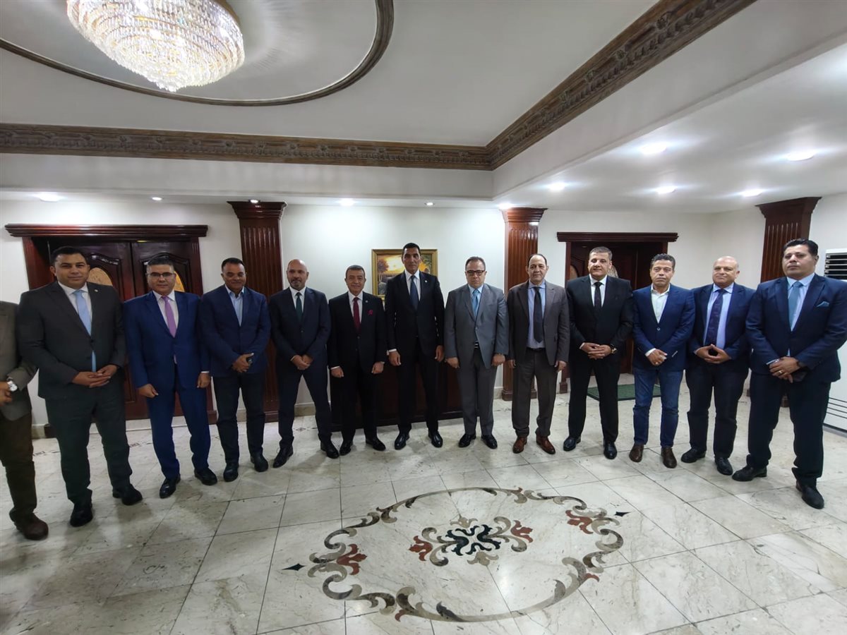 وزير الشباب والرياضة يناقش خطة تطوير المنشآت الرياضية