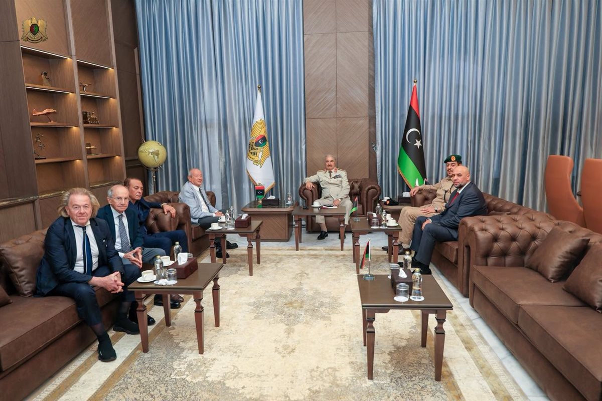 ساويرس يبحث مع حفتر مشاريع الإعمار فى ليبيا، فيتو