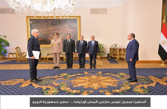 &nbsp; 17 سفيرًا جديدًا يسلمون أوراق اعتمادهم للرئيس السيسي