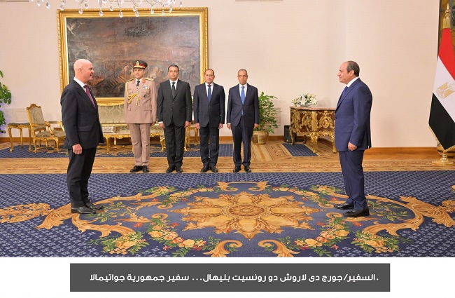 &nbsp; 17 سفيرًا جديدًا يسلمون أوراق اعتمادهم للرئيس السيسي