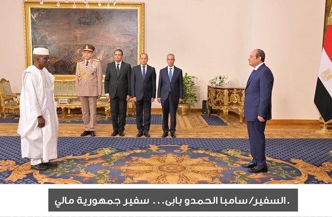 &nbsp; 17 سفيرًا جديدًا يسلمون أوراق اعتمادهم للرئيس السيسي