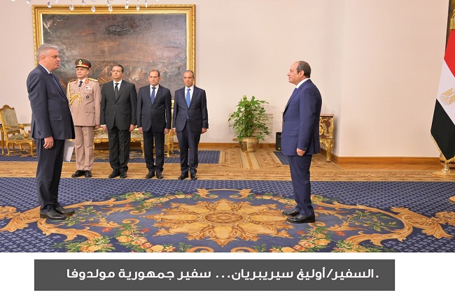 &nbsp; 17 سفيرًا جديدًا يسلمون أوراق اعتمادهم للرئيس السيسي