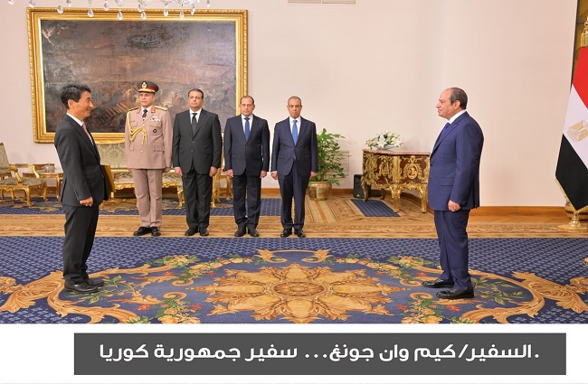 &nbsp; 17 سفيرًا جديدًا يسلمون أوراق اعتمادهم للرئيس السيسي
