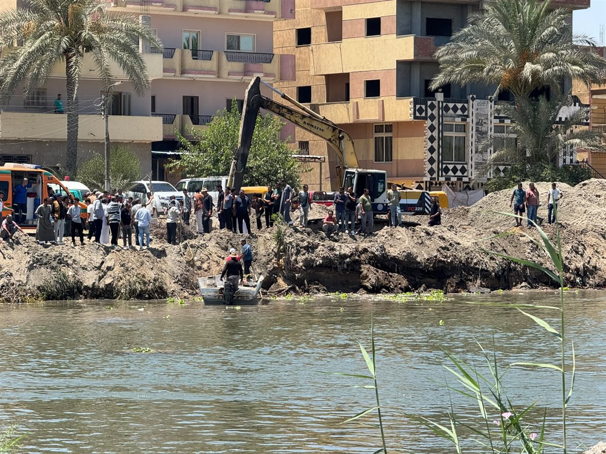 جانب من عمليات انتشال جثمان قائد الكراكة، فيتو