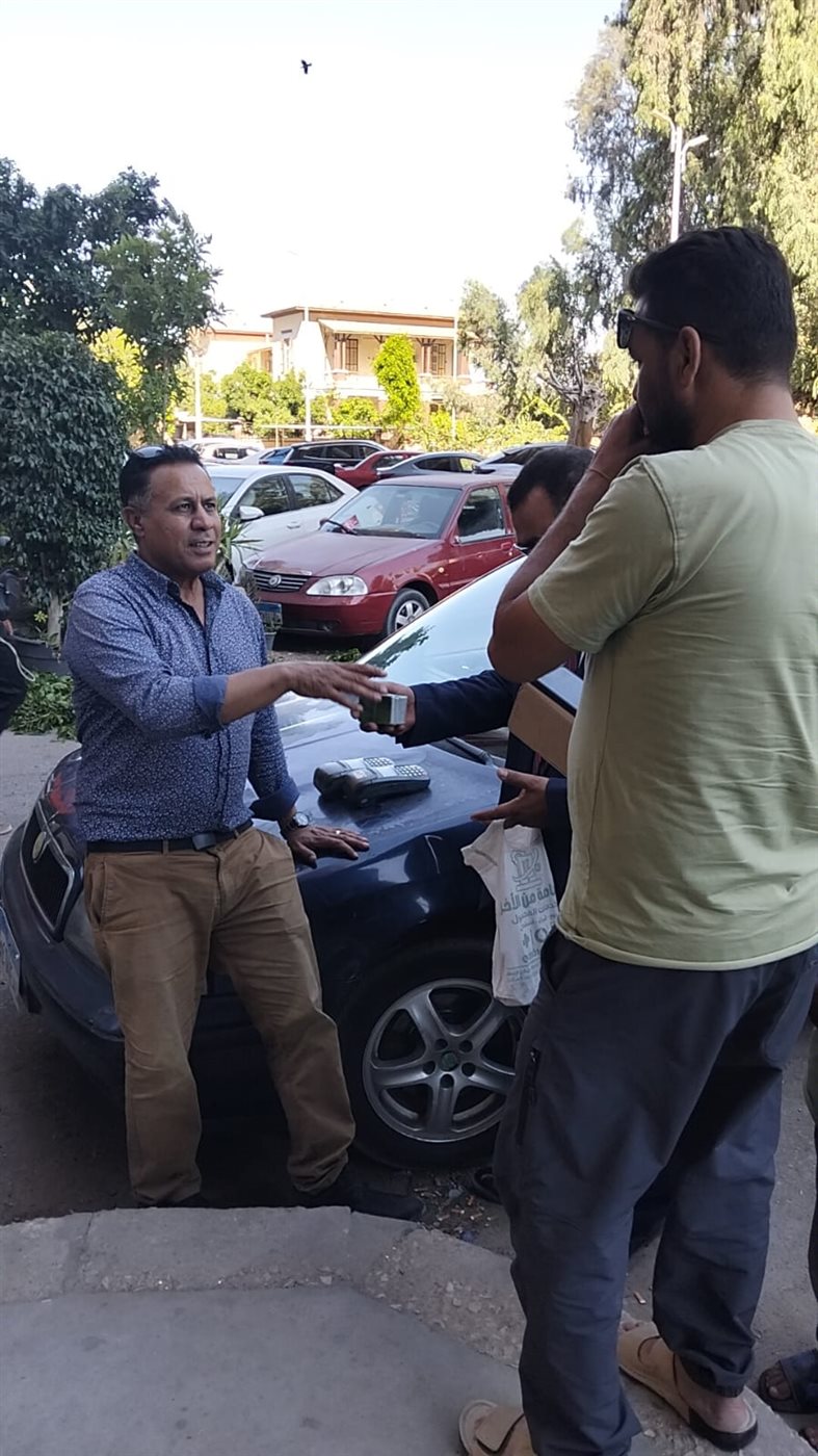 وكيل وزارة التموين بالإسماعيلية خلال ضبطه لصاحب المخبز، فيتو