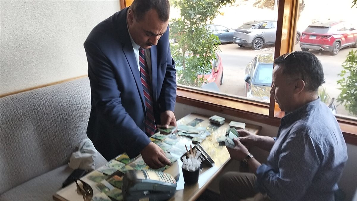 وكيل وزارة التموين بالإسماعيلية خلال ضبطه لصاحب المخبز، فيتو