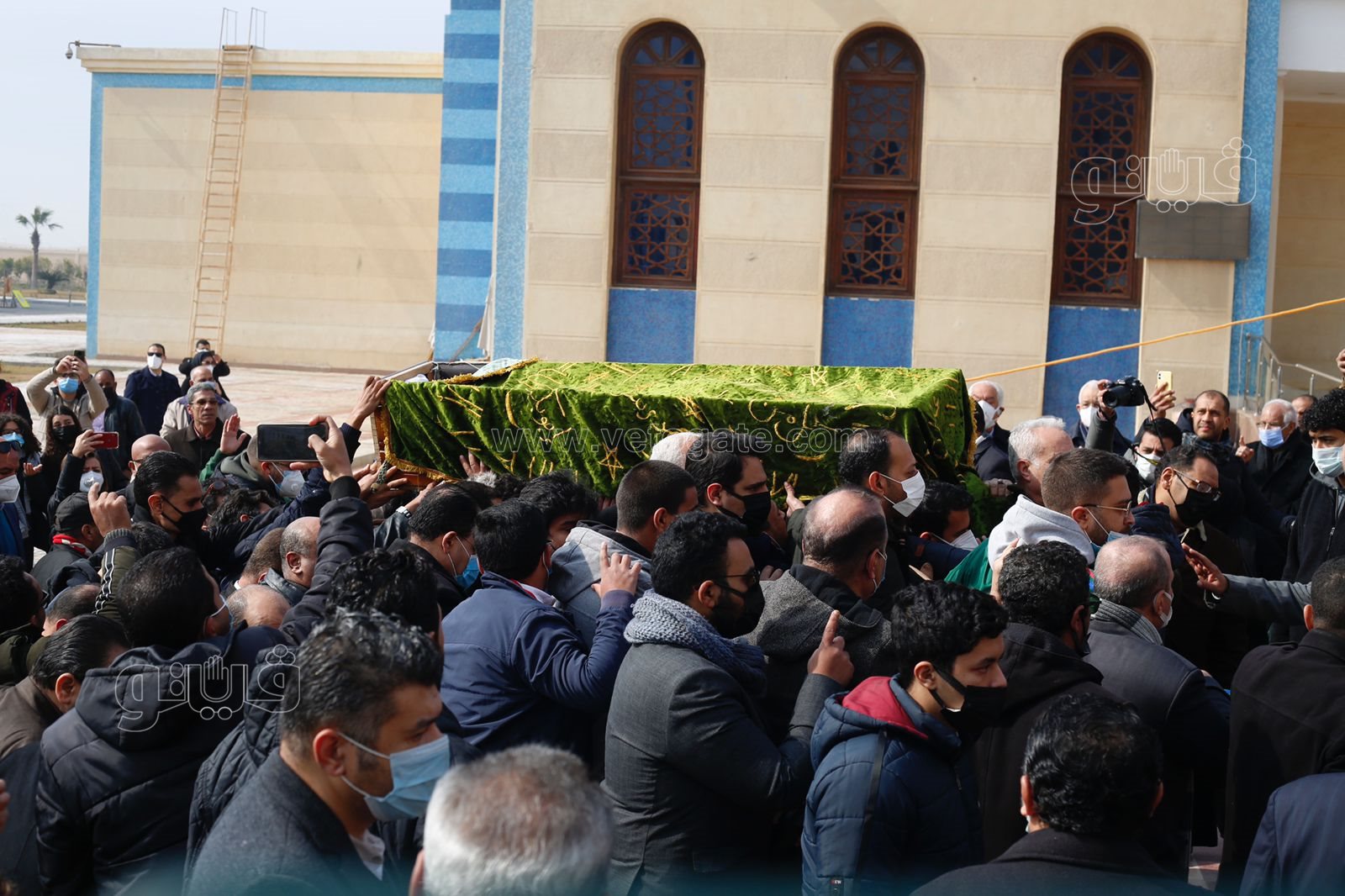 وصول جثمان ياسر رزق إلى مسجد المشير طنطاوي استعدادًا لتشييعه (4)