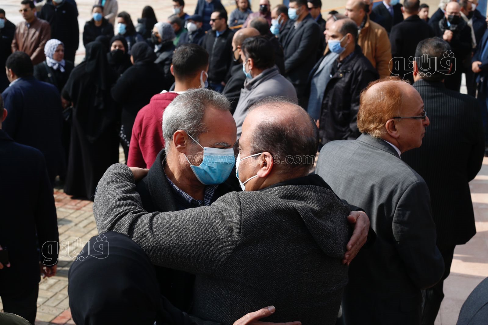 وصول جثمان ياسر رزق إلى مسجد المشير طنطاوي استعدادًا لتشييعه (6)