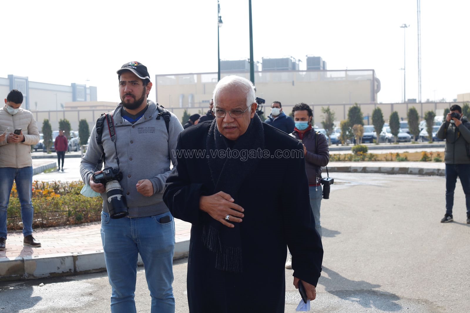 وصول جثمان ياسر رزق إلى مسجد المشير طنطاوي استعدادًا لتشييعه (20)