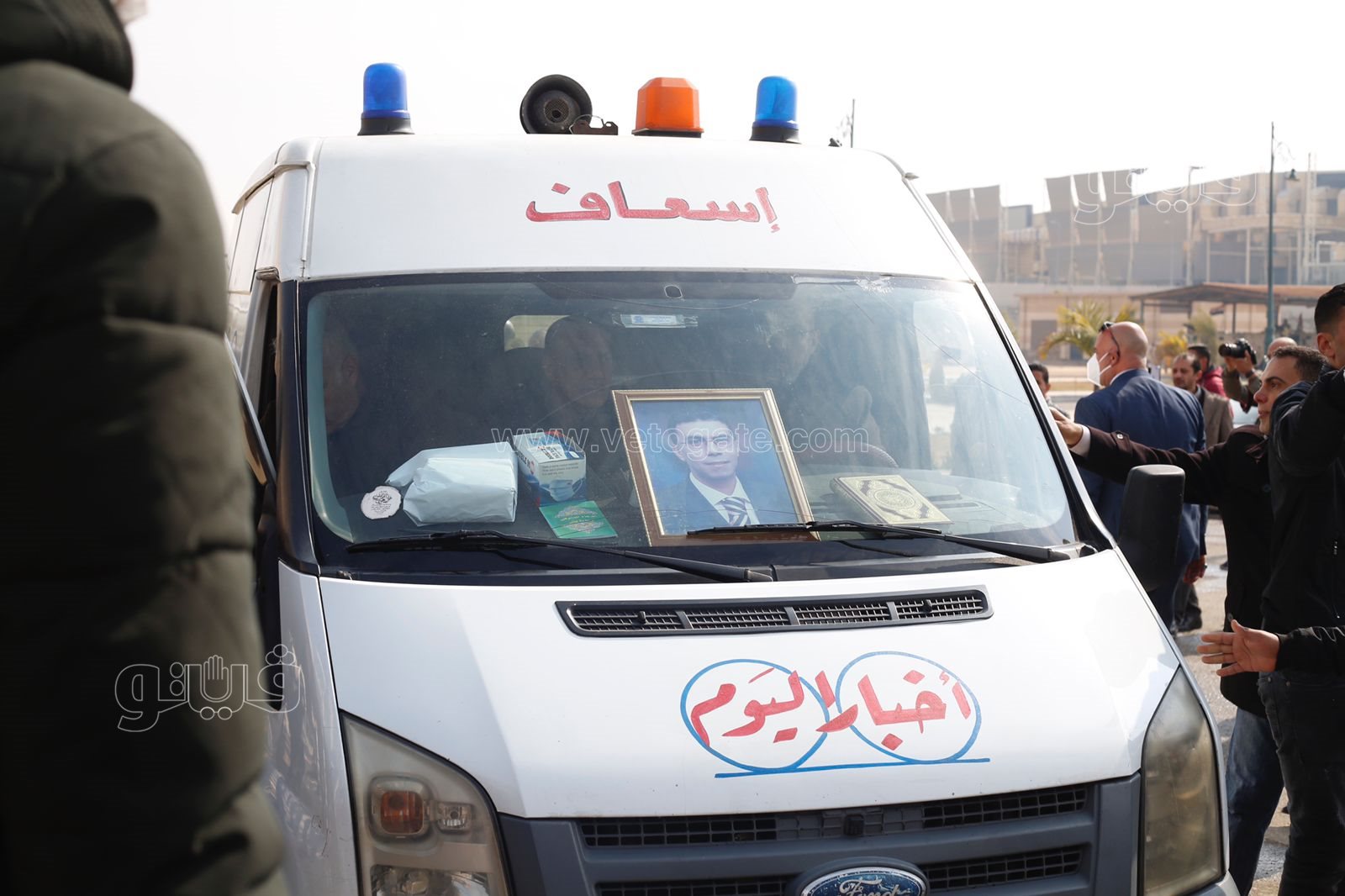 وصول جثمان ياسر رزق إلى مسجد المشير طنطاوي استعدادًا لتشييعه (21)