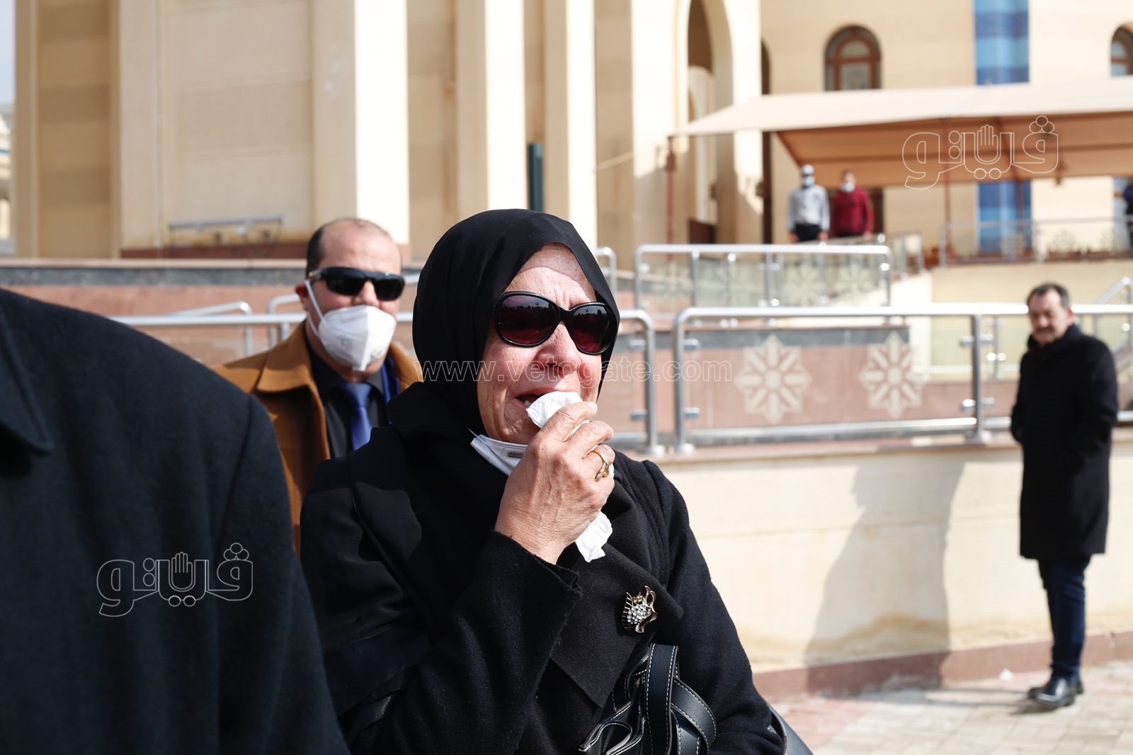 وصول جثمان ياسر رزق إلى مسجد المشير طنطاوي استعدادًا لتشييعه (25)