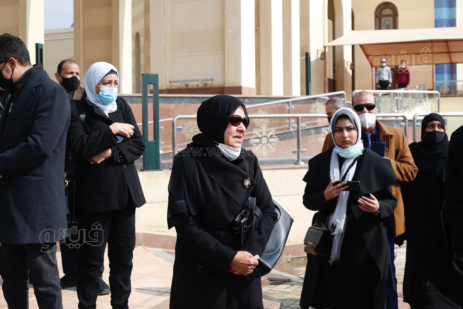 وصول جثمان ياسر رزق إلى مسجد المشير طنطاوي استعدادًا لتشييعه (41)