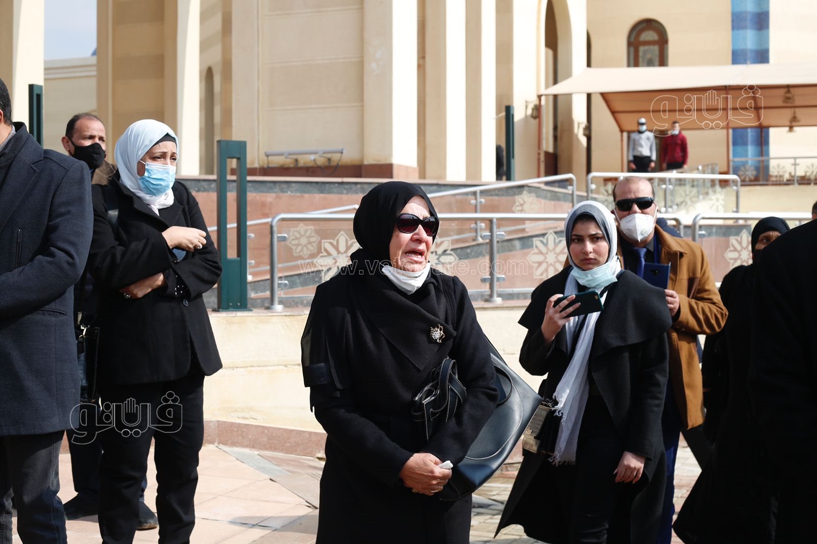 انهيار شقيقة ياسر رزق عقب وصول جثمانه إلى مسجد المشير طنطاوي (10)