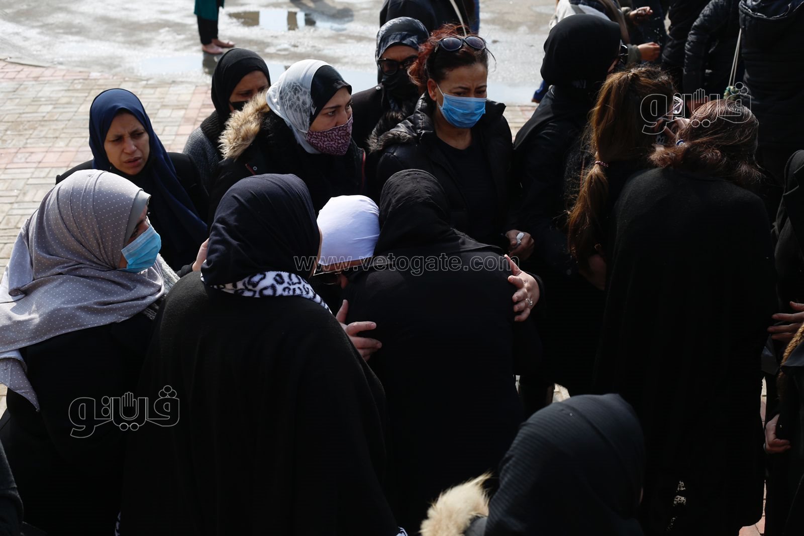 انهيار زوجة ياسر رزق خلال تشييع جنازته (3)