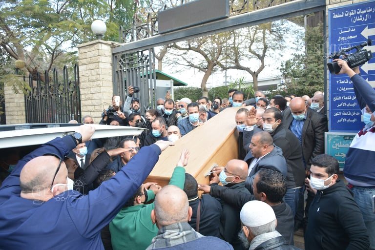 حزن وبكاء أسرة اللواء محمد عبدالسلام المحجوب خلال تشييع جثمانه من مسجد آل رشدان (12)