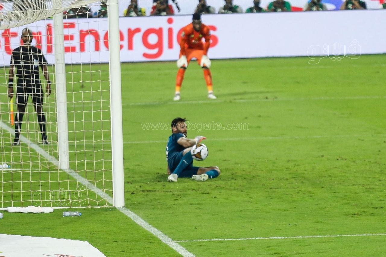 اصرار وتحدي لاعبين منتخب مصر وحارس المرمي محمد أبو جبل في التصدي لركلات الترجيح (3)