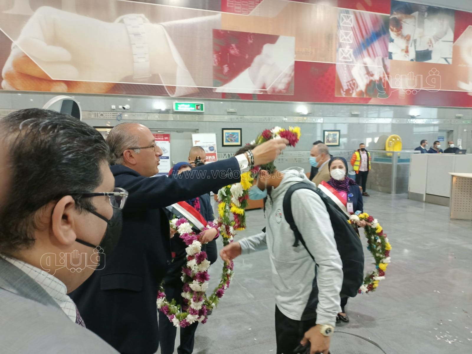 مطار القاهرة يحتفل بلاعبي المنتخب الوطني بتقديم الورود (3)
