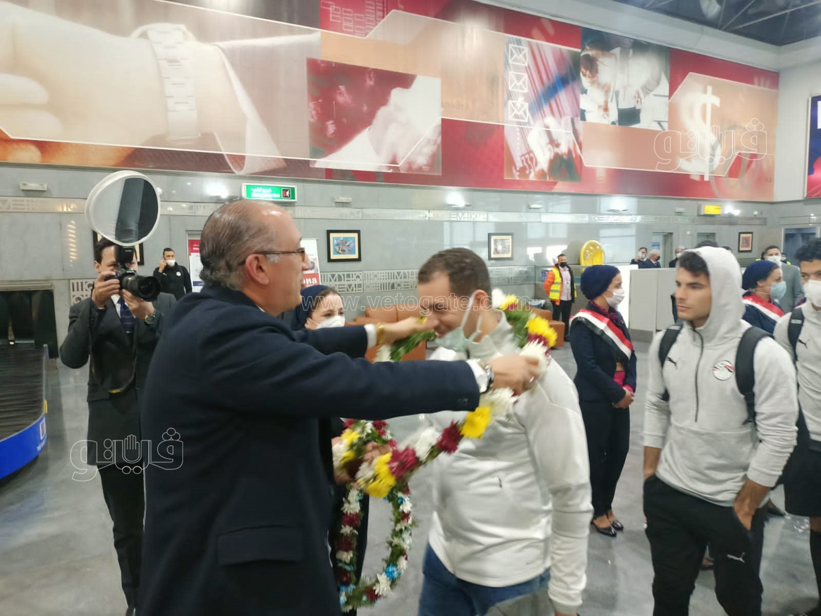 مطار القاهرة يحتفل بلاعبي المنتخب الوطني بتقديم الورود (4)