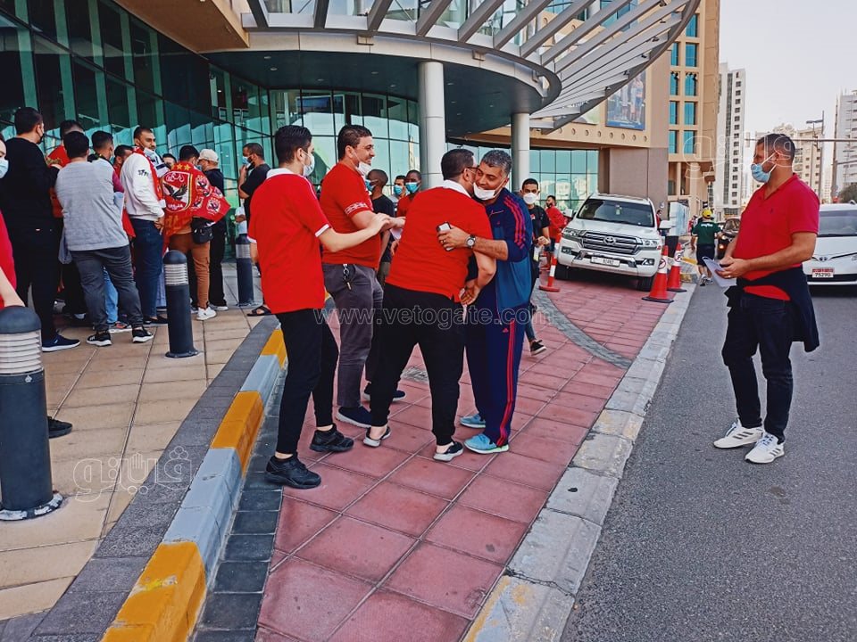 توافد الجماهير على ملعب آل نهيان لمتابعة مباراة الأهلي والهلال السعودي (3)
