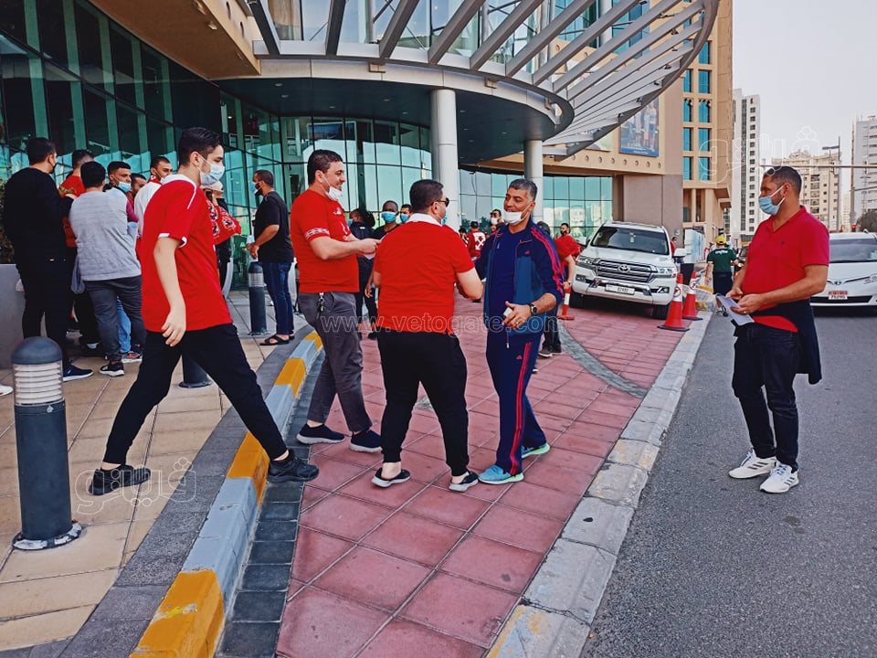 توافد الجماهير على ملعب آل نهيان لمتابعة مباراة الأهلي والهلال السعودي (9)