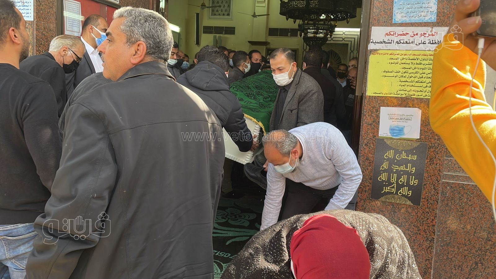 لحظة تشييع جثمان جالا فهمي من مسجد مصطفى محمود (1)