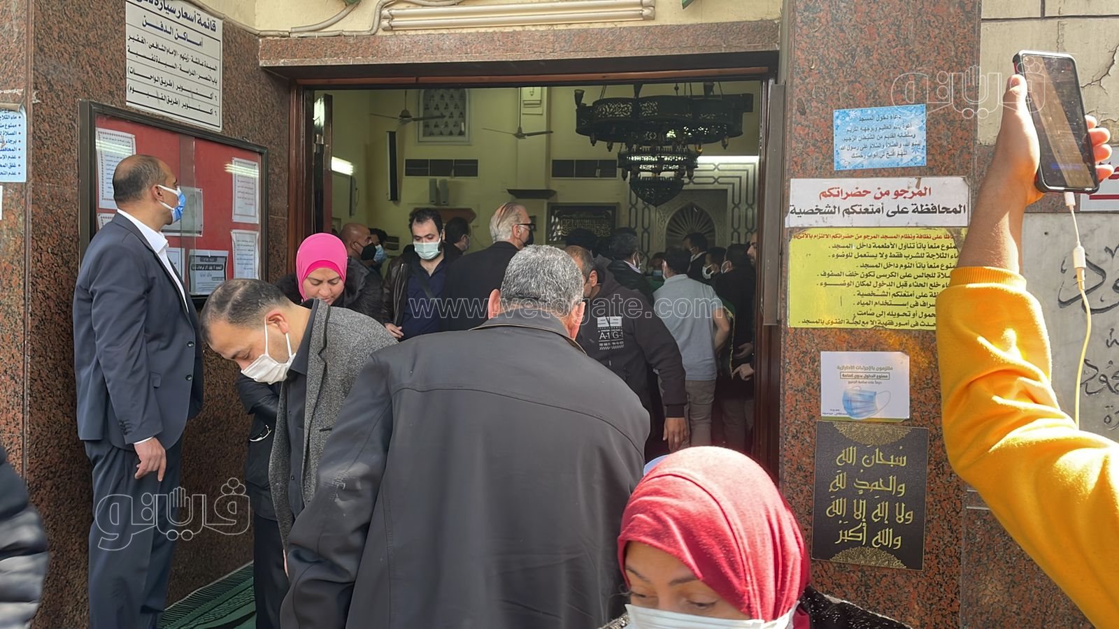 لحظة تشييع جثمان جالا فهمي من مسجد مصطفى محمود (3)