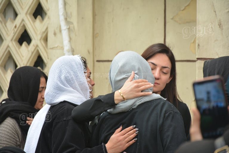 انهيار أصدقاء المذيع إياد داود خلال أداء صلاة الجنازة على روحه (12)