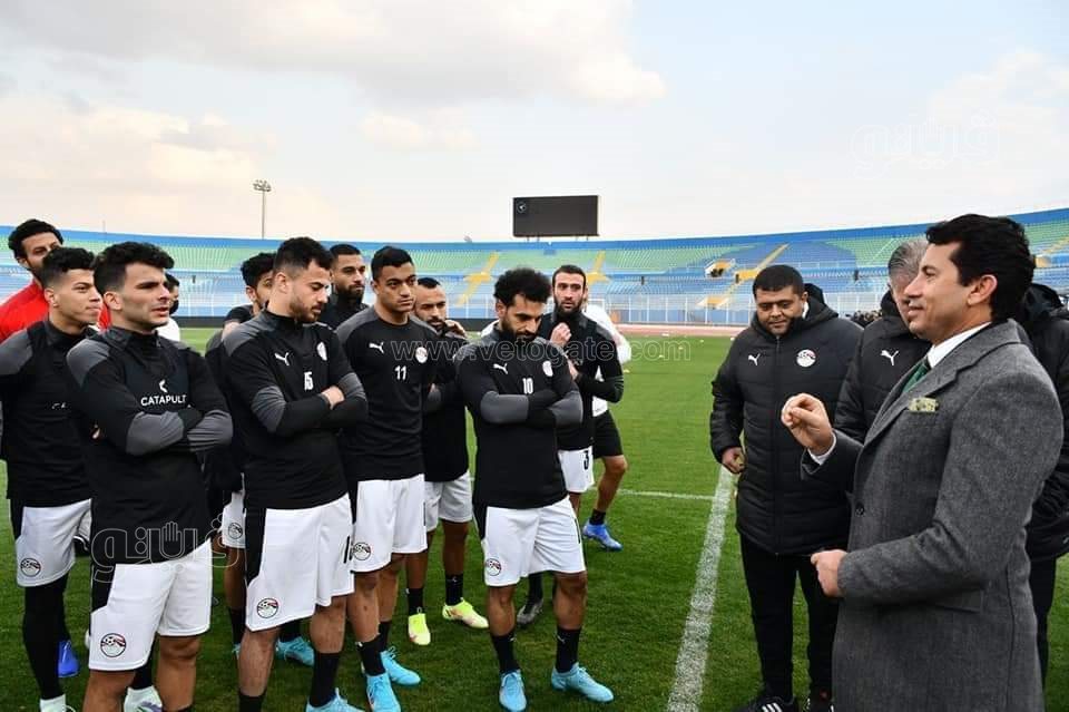 وزير الرياضة مع المنتخب (2)
