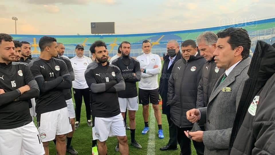 وزير الرياضة مع المنتخب (7)