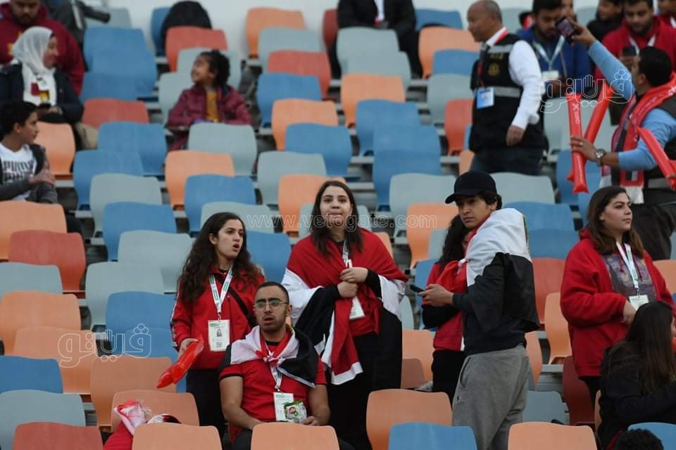 الجميلات يخطفن الأنظار بمدرجات استاد القاهرة (6)