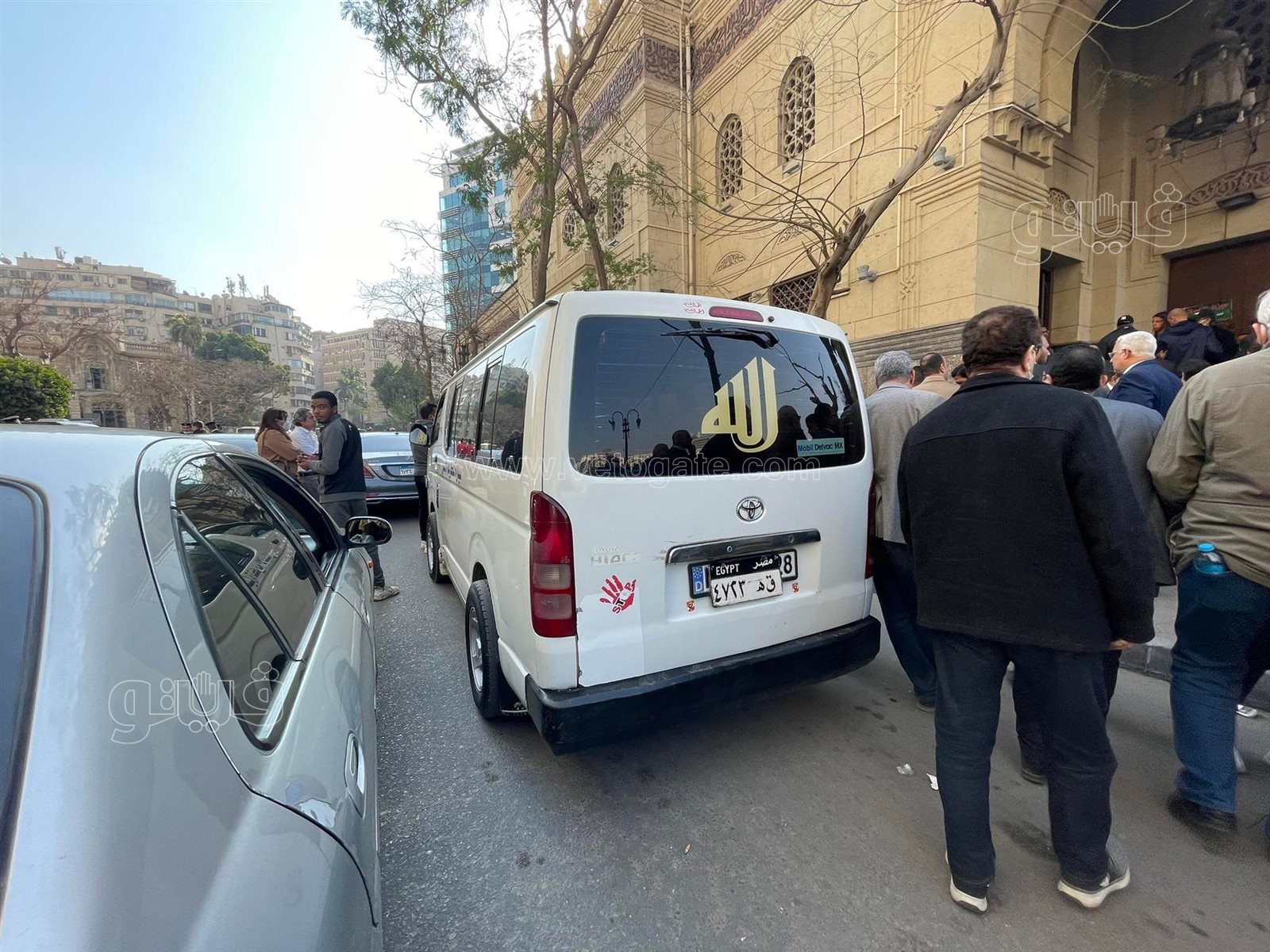 وصول جثمان رجائي عطية إلى مسجد عمر مكرم (3)