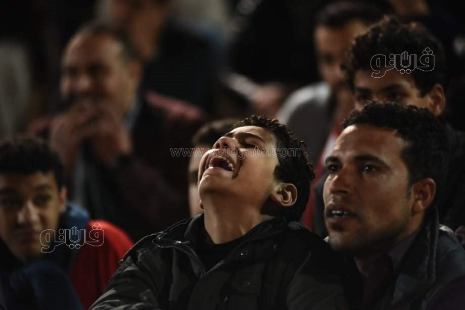 بكاء مشجعي المنتخب المصري بعد الخسارة من السنغال (1)