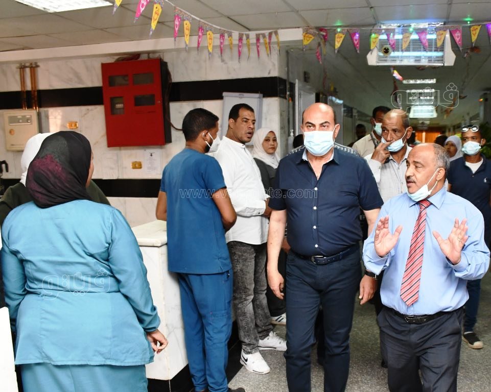 اللواء أشرف عطية محافظ أسوان يطمئن على الحالات المصابة (1)