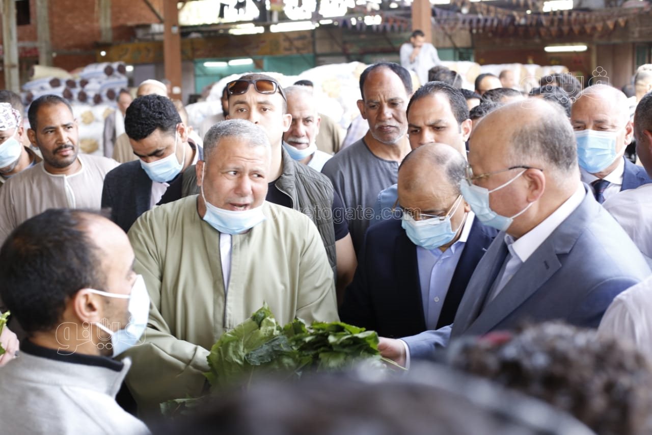 وزير التنمية المحلية ومحافظ القاهرة يتفقدان سوق العبور (5)