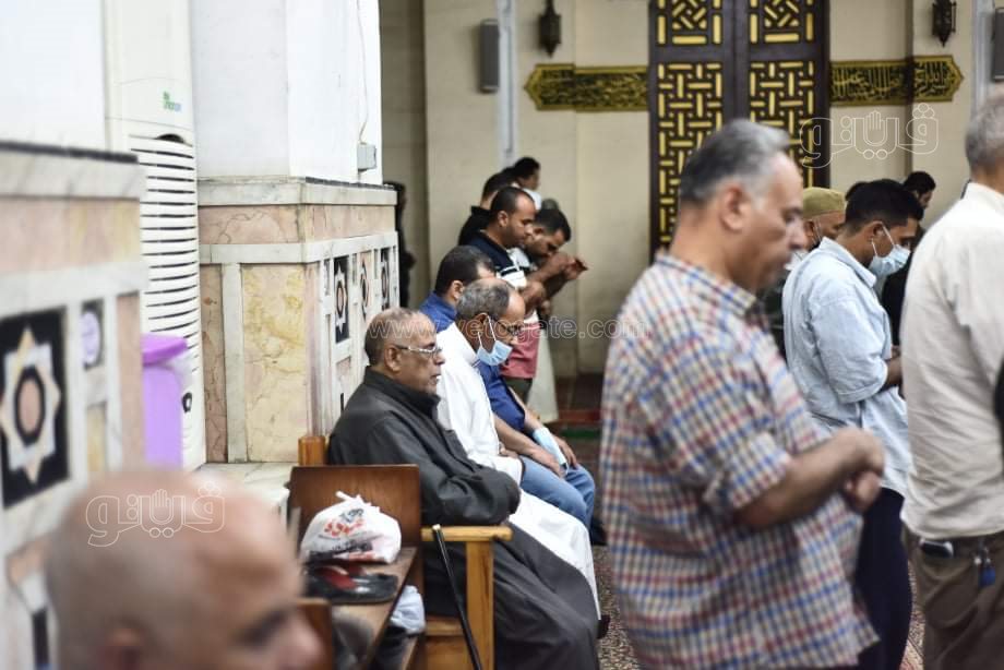 شعائر صلاة التراويح من مسجد السيدة نفيسة (34)