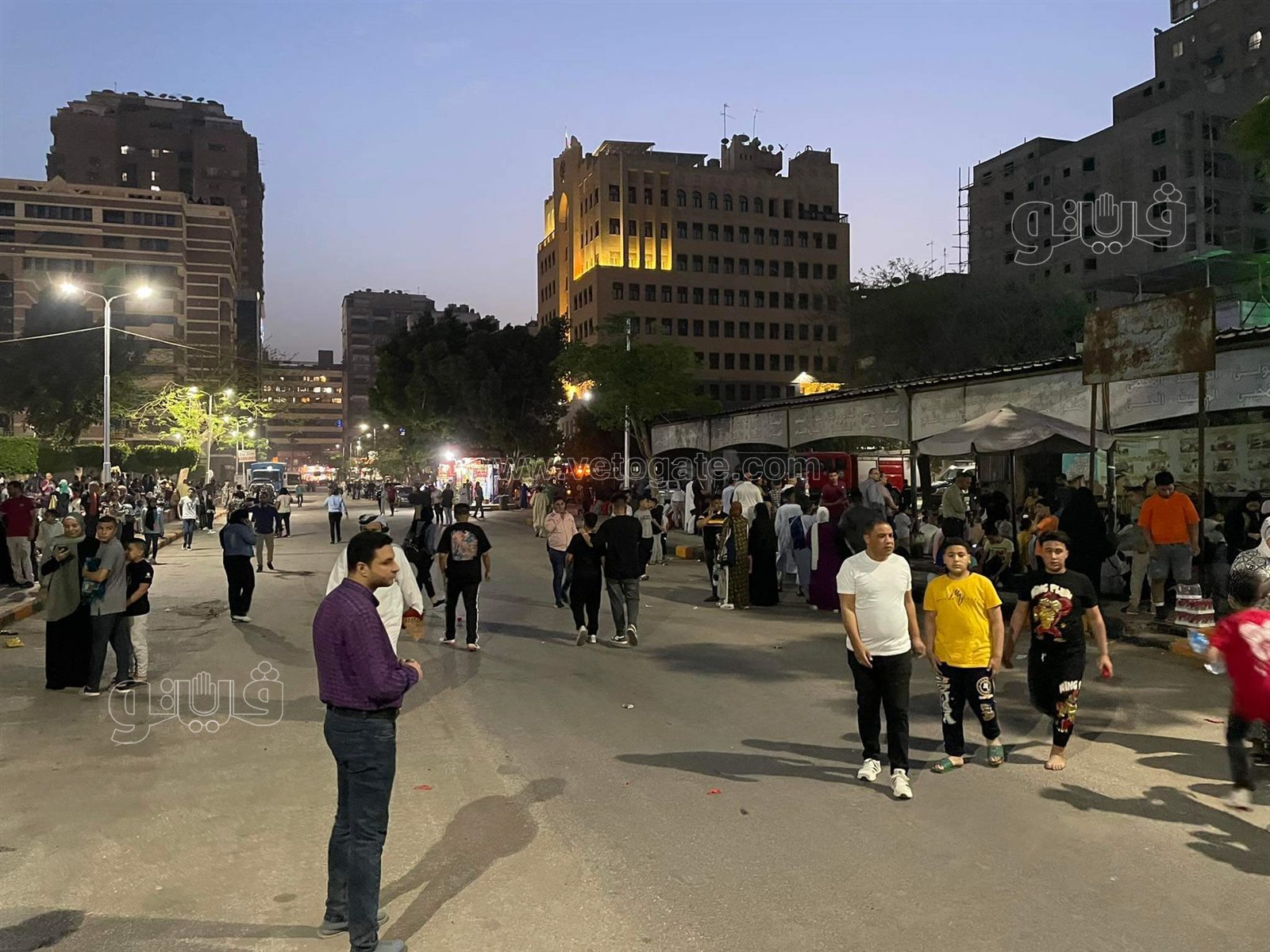 بدء توافد المصلين على ساحة مصطفى محمود استعدادا لصلاة عيد الفطر (2)