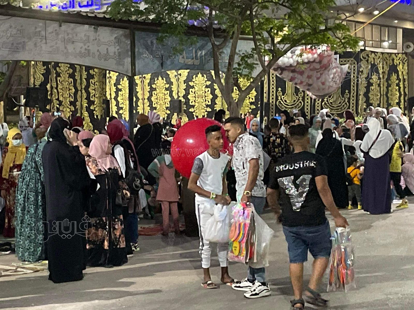 بدء توافد المصلين على ساحة مصطفى محمود استعدادا لصلاة عيد الفطر (3)