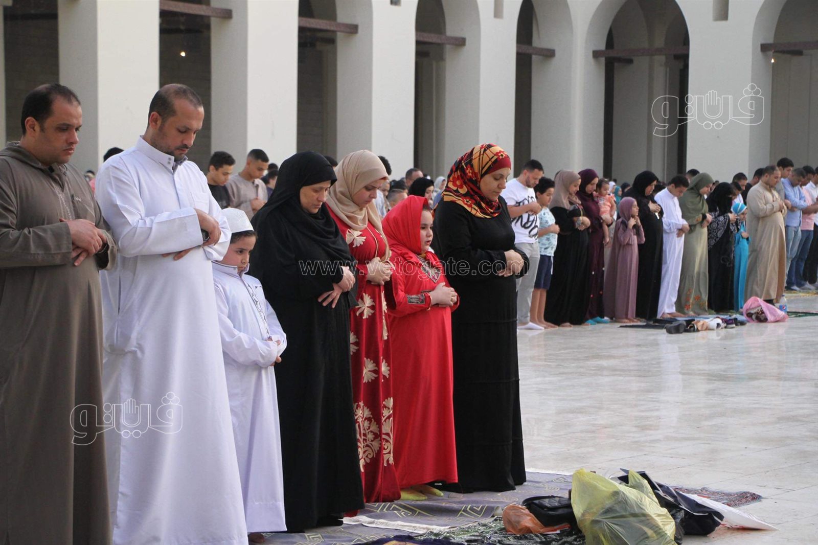 مصريون وأجانب يصلون العيد في مسجد الحاكم بأمر الله (1)