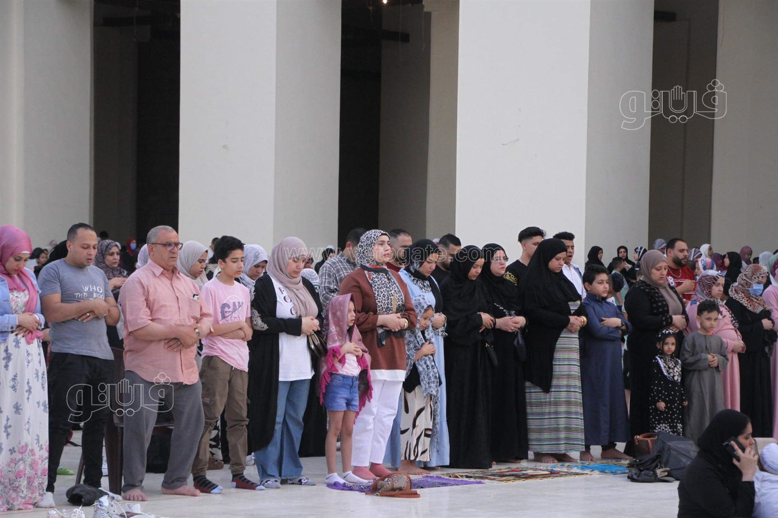 مصريون وأجانب يصلون العيد في مسجد الحاكم بأمر الله (8)