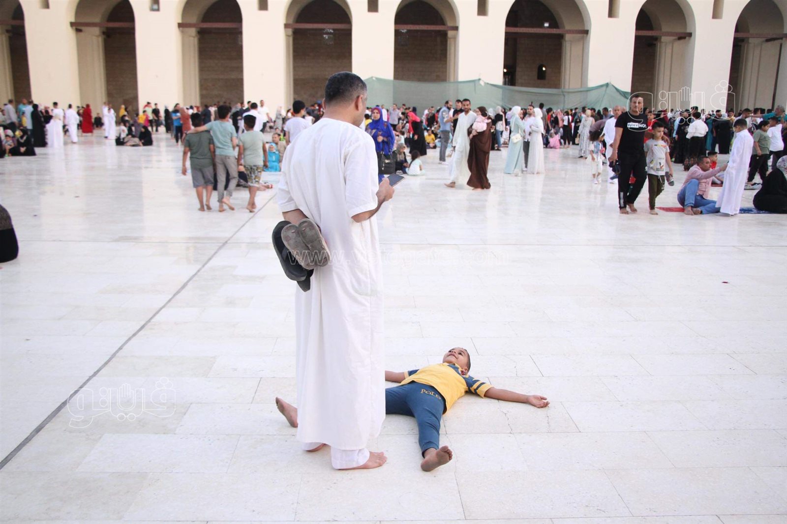 مصريون وأجانب يصلون العيد في مسجد الحاكم بأمر الله (14)