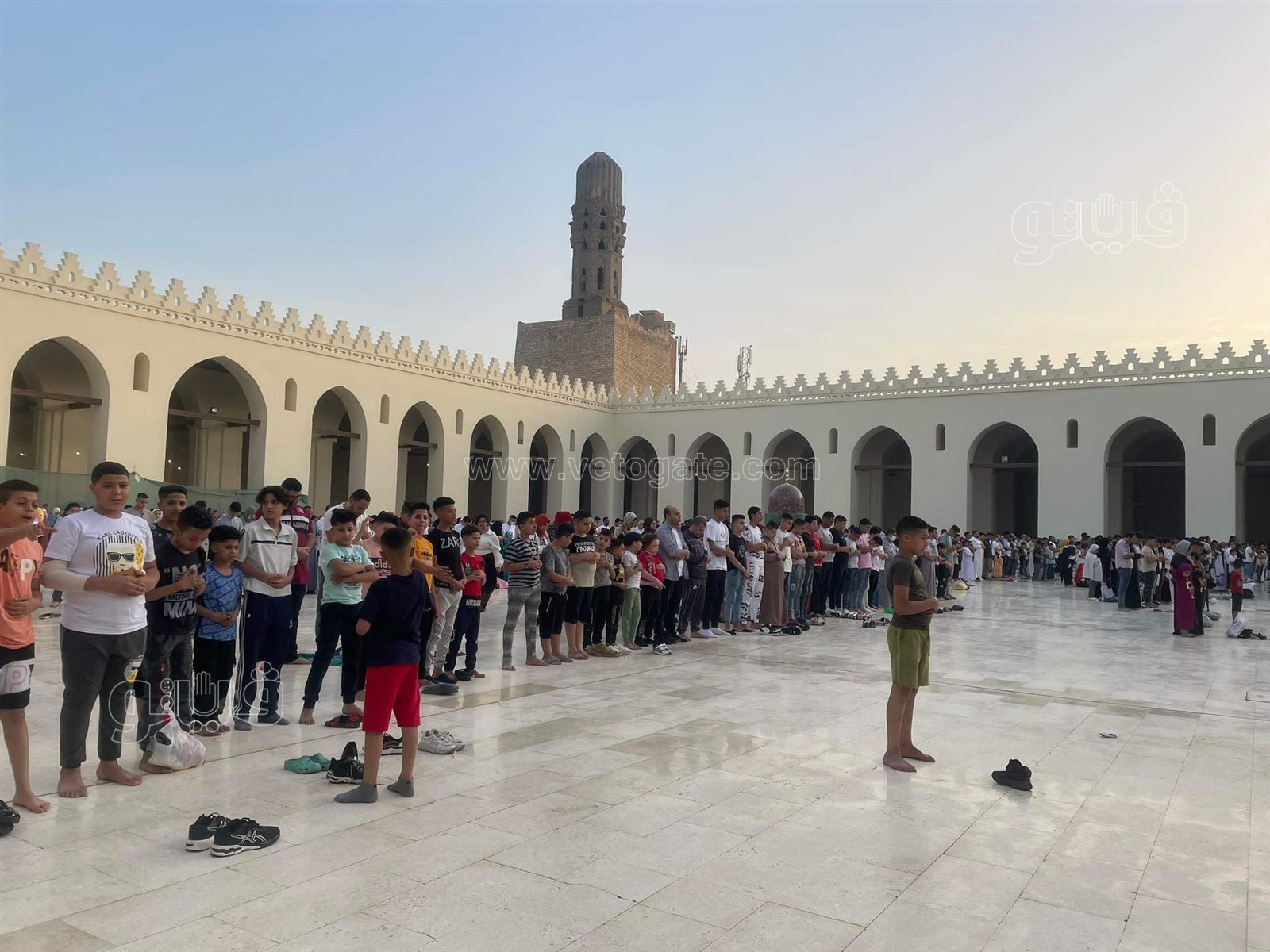 مصريون وأجانب يصلون العيد في مسجد الحاكم بأمر الله (24)
