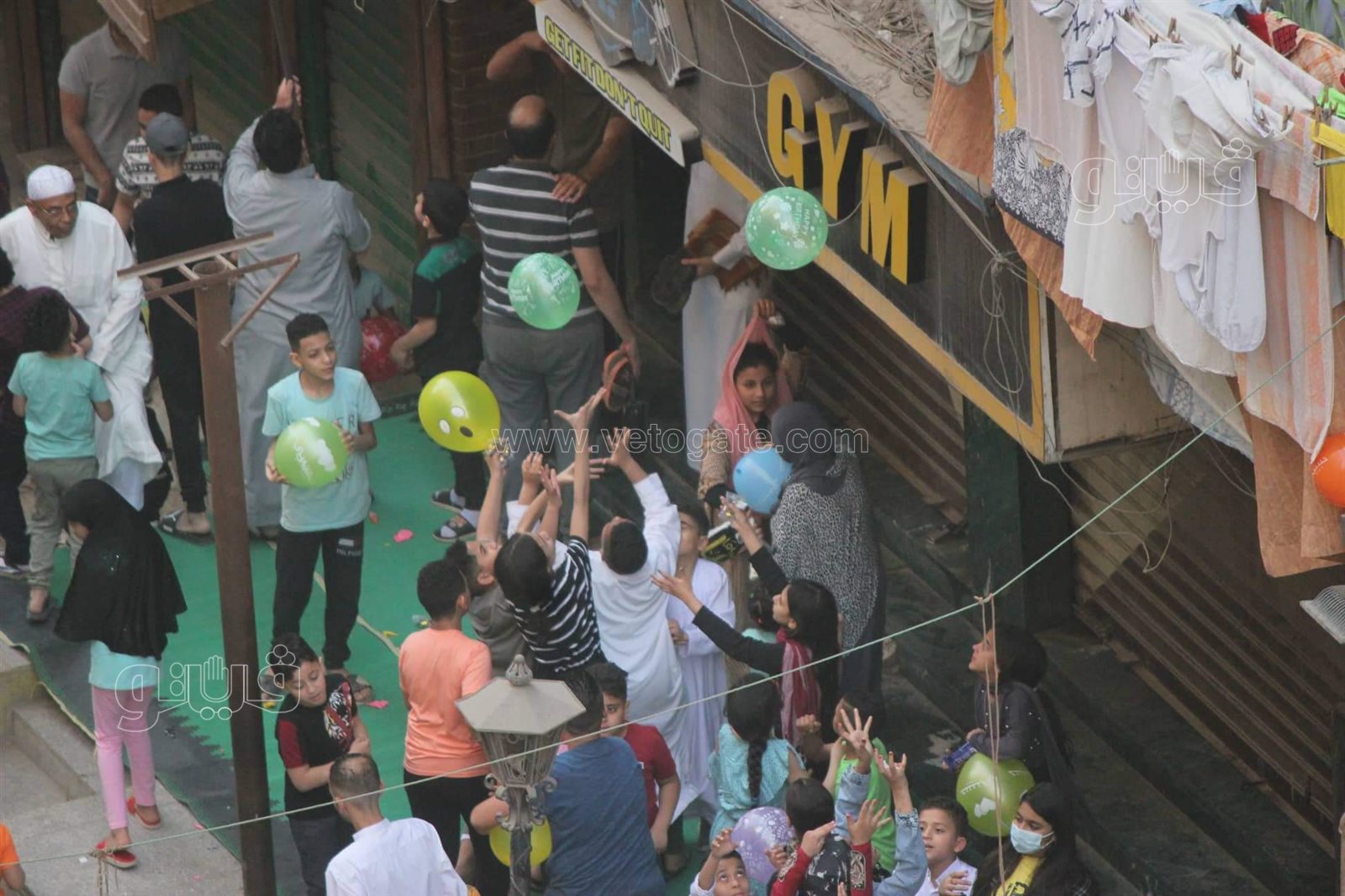 أهلا بالعيد.. أهالي عين شمس يلقون البلالين الملونة على المصلين (1)