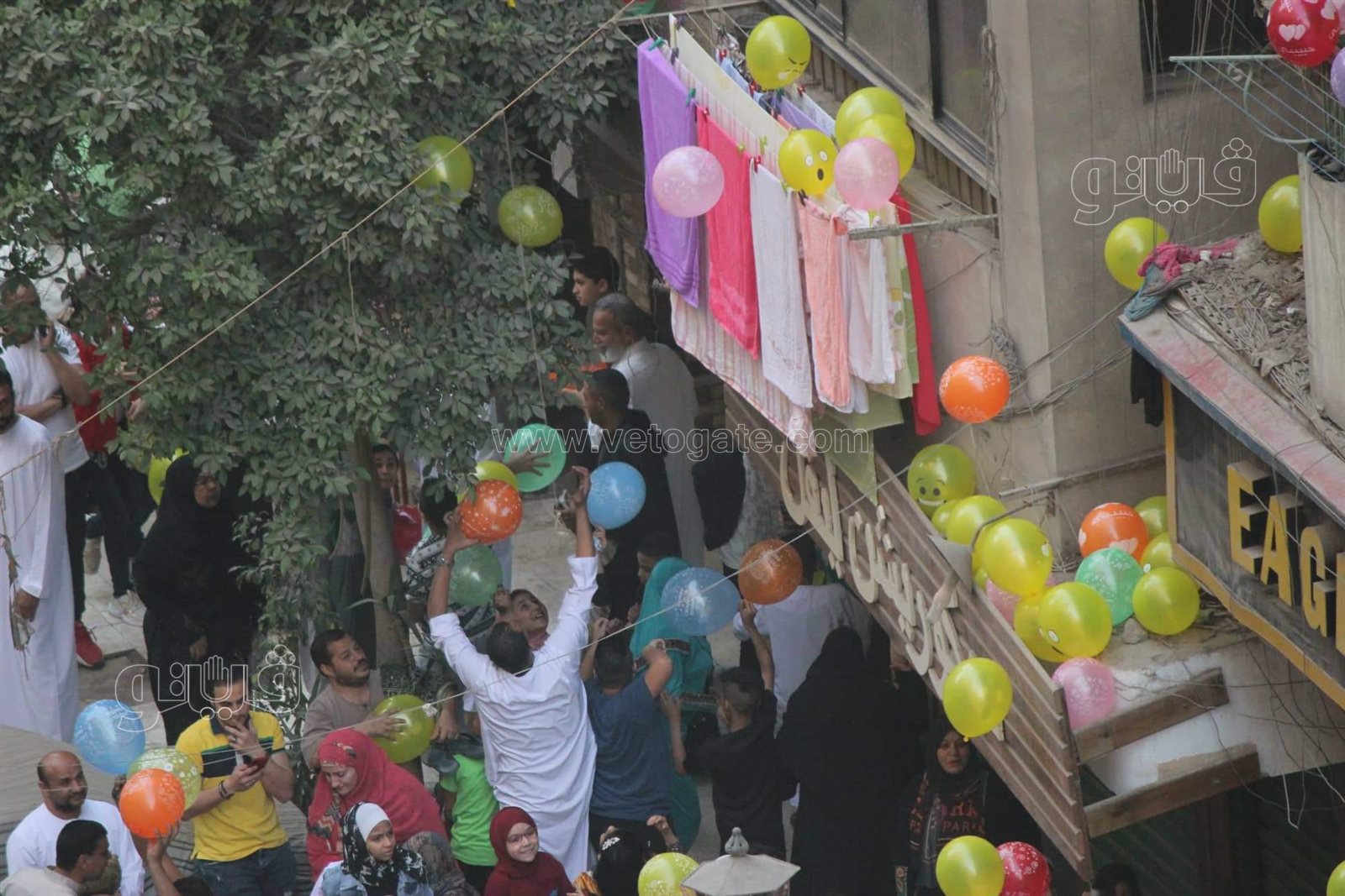أهلا بالعيد.. أهالي عين شمس يلقون البلالين الملونة على المصلين (5)