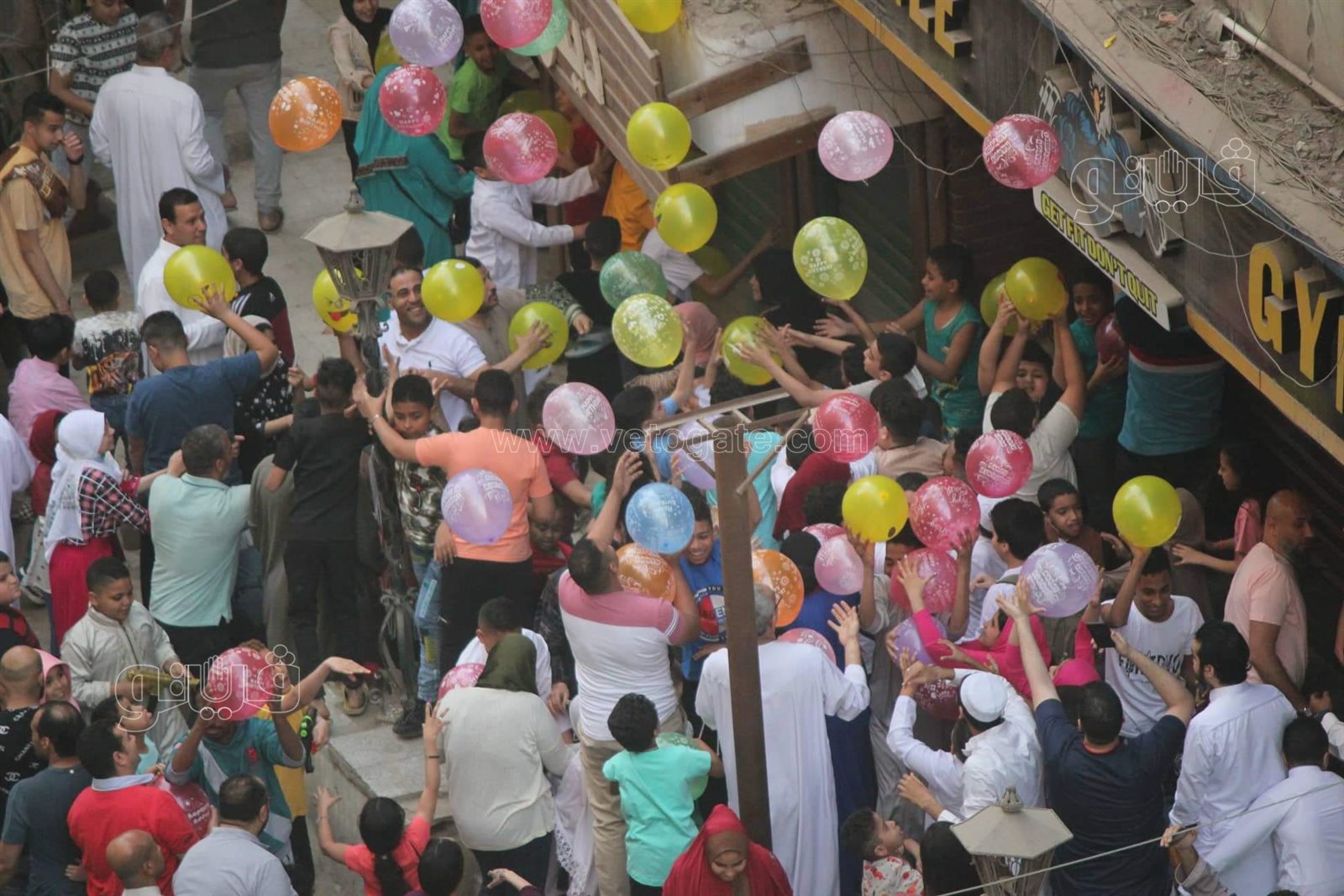 أهلا بالعيد.. أهالي عين شمس يلقون البلالين الملونة على المصلين (9)