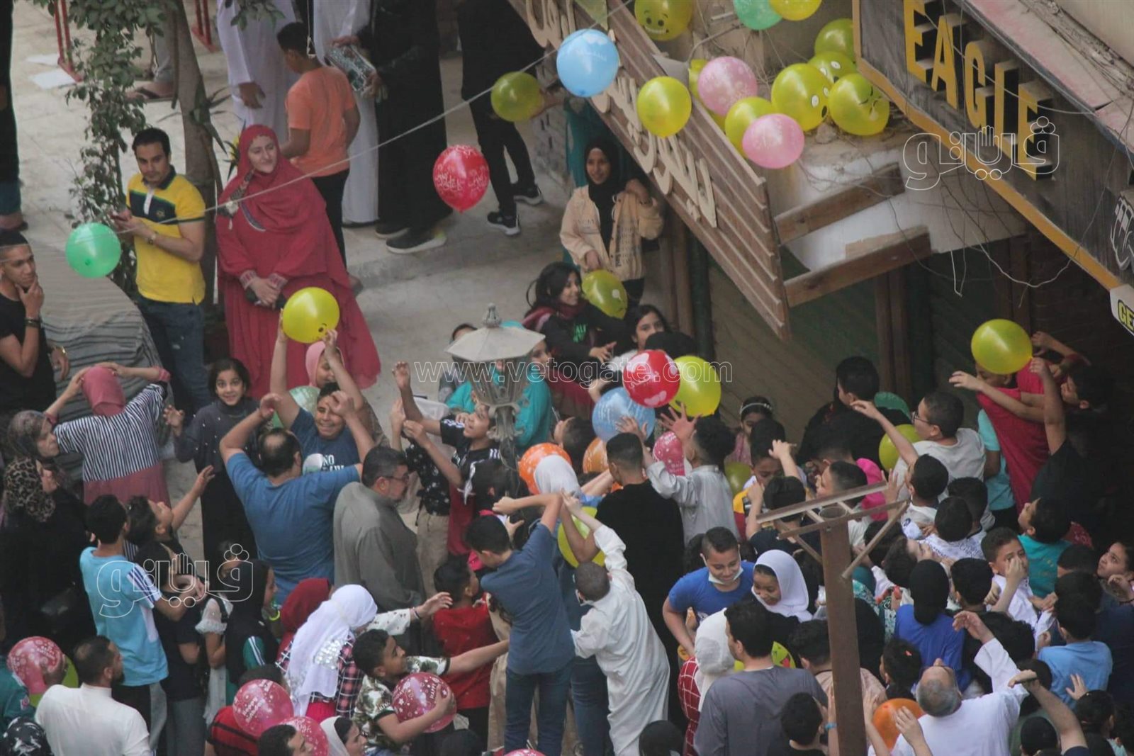 أهلا بالعيد.. أهالي عين شمس يلقون البلالين الملونة على المصلين (13)