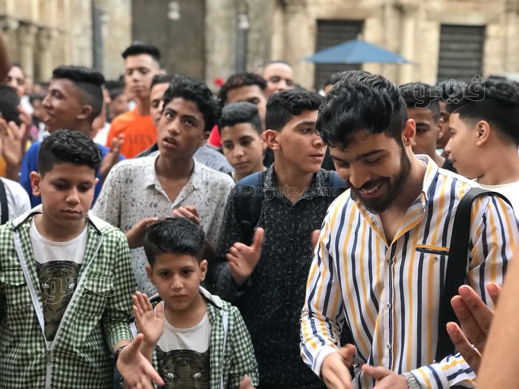شباب شارع المعز يجذبون الزوار بوصلة غناء في ثالث أيام العيد (1)