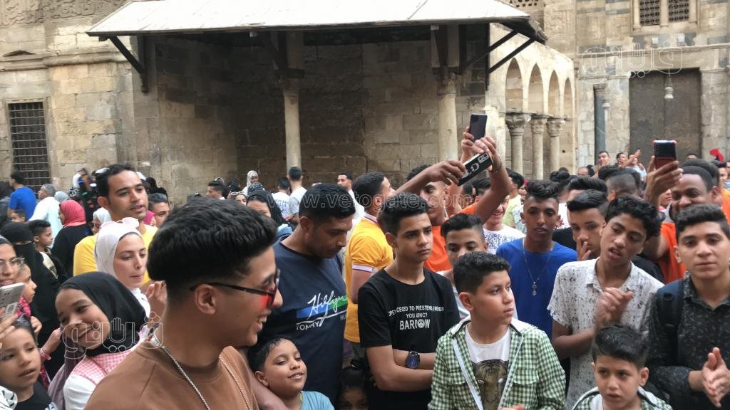 شباب شارع المعز يجذبون الزوار بوصلة غناء في ثالث أيام العيد (3)