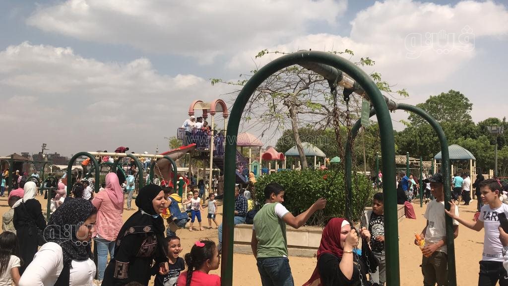 إقبال كبير للعائلات على حديقة الأزهر للاستمتاع بإجازة العيد (8)