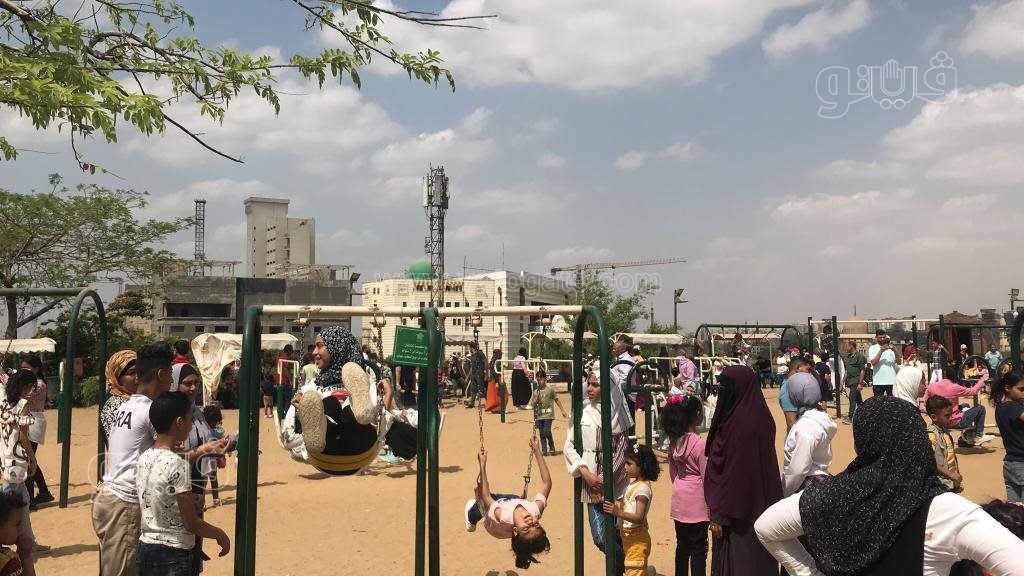 إقبال كبير للعائلات على حديقة الأزهر للاستمتاع بإجازة العيد (9)