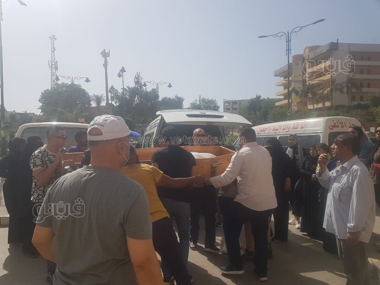 وصول جثمان والد محسن منصور إلى مسجد السيدة نفيسة استعدادا لتشييعه (7)